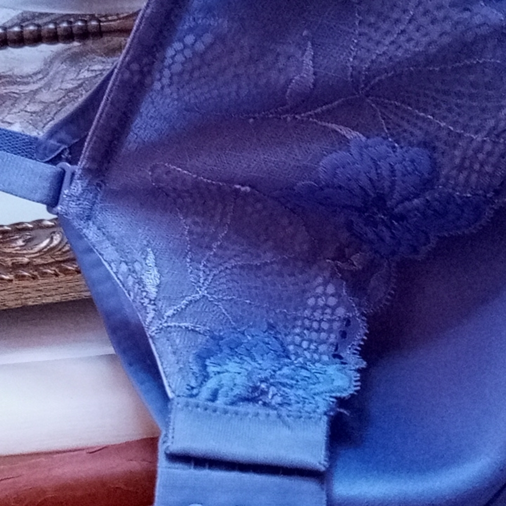 •Calvin Klein Wirefree Two-Way Convertible Bralette - Picture 9 of 13